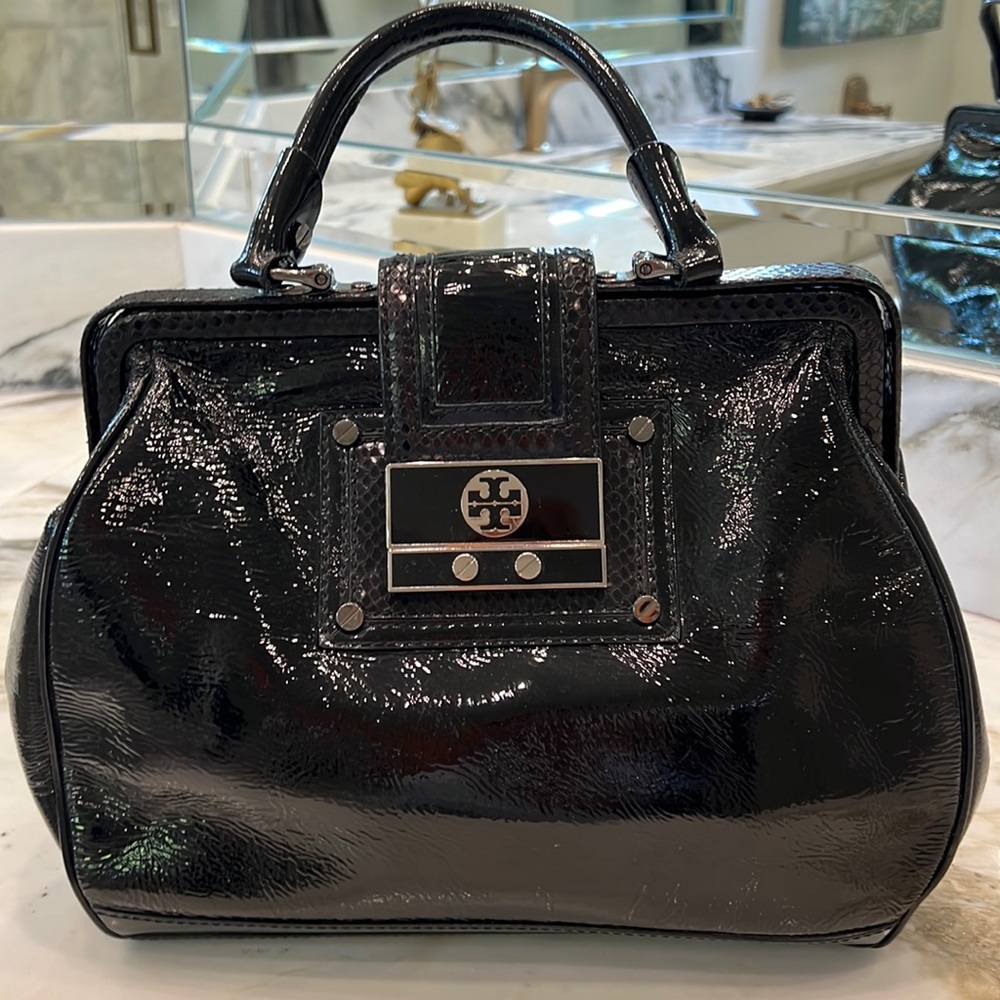 Tory Burch Women’s Doctor Robinson Satchel Black Leather Handbag.